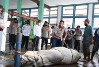 Bupati Kebumen Arif Sugiyanto saat meninjau pemotongan hewan kurban di rumah pemotongan hewan di Kebumen.