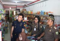 Tim gabungan dari Bea Cukai Cilacap, Satpol PP, dan Polres Kebumen gelar operasi rokok ilegal.