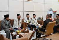 Jajaran pengurus Pemuda Muhammadiyah Kebumen sedang berudiensi dengan Bupati Kebumen Arif Sugiyanto di ruang kerja Pendopo Kabumian. (Foto: Baruddin).