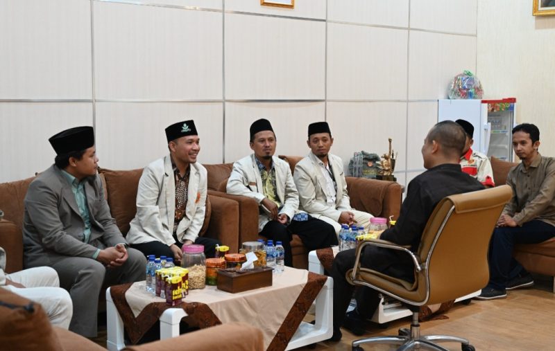 Jajaran pengurus Pemuda Muhammadiyah Kebumen sedang berudiensi dengan Bupati Kebumen Arif Sugiyanto di ruang kerja Pendopo Kabumian. (Foto: Baruddin).