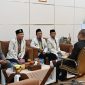 Jajaran pengurus Pemuda Muhammadiyah Kebumen sedang berudiensi dengan Bupati Kebumen Arif Sugiyanto di ruang kerja Pendopo Kabumian. (Foto: Baruddin).