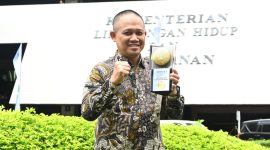 Bupati Kebumen Arif Sugiyanto terima penghargaan piala Adipura.