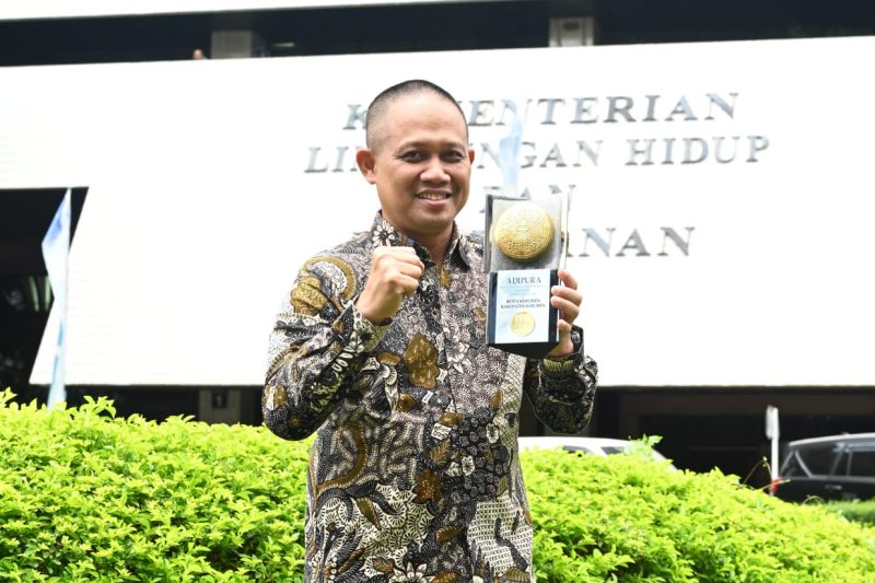 Bupati Kebumen Arif Sugiyanto terima penghargaan piala Adipura.