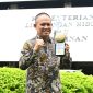 Bupati Kebumen Arif Sugiyanto terima penghargaan piala Adipura.