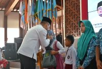 Bupati Kebumen Arif Sugiyanto saat memberikan santunan anak yatim.