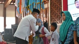 Bupati Kebumen Arif Sugiyanto saat memberikan santunan anak yatim.
