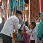 Bupati Kebumen Arif Sugiyanto saat memberikan santunan anak yatim.