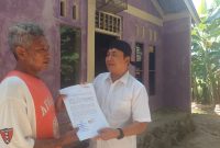 Korban RMD menyerahkan surat kuasa hukum kepada pengacara Sriyanto atas dugaan kasus pengeroyokan.