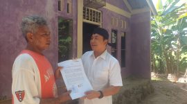 Korban RMD menyerahkan surat kuasa hukum kepada pengacara Sriyanto atas dugaan kasus pengeroyokan.