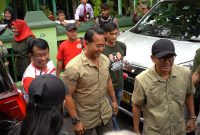 Jenderal Purn TNI Andika Perkasa saat berkunjung ke Kebumen didampingi Ketua DPC PDIP Kebumen Saiful Hadi dan Jubir Andika-Hendi Andes Wahyu Priambodo
