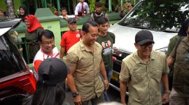 Jenderal Purn TNI Andika Perkasa saat berkunjung ke Kebumen didampingi Ketua DPC PDIP Kebumen Saiful Hadi dan Jubir Andika-Hendi Andes Wahyu Priambodo