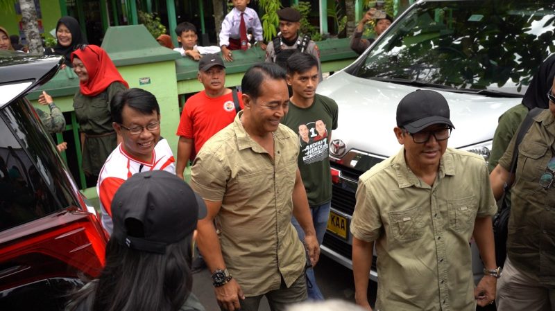 Jenderal Purn TNI Andika Perkasa saat berkunjung ke Kebumen didampingi Ketua DPC PDIP Kebumen Saiful Hadi dan Jubir Andika-Hendi Andes Wahyu Priambodo