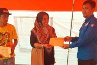 Koordinator Guru Penggerak Kabupaten Kebumen Achmad Hufron menyerahkan bantuan kepada Sekretaris Camat Adimulyo Unik Ganiwati di Posko Dapur Umum yang berada di Kantor Kecamatan Adimulyo, pada Sabtu 29 Maret 2025.