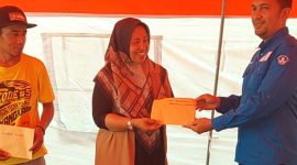 Koordinator Guru Penggerak Kabupaten Kebumen Achmad Hufron menyerahkan bantuan kepada Sekretaris Camat Adimulyo Unik Ganiwati di Posko Dapur Umum yang berada di Kantor Kecamatan Adimulyo, pada Sabtu 29 Maret 2025.