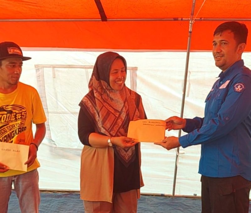 Koordinator Guru Penggerak Kabupaten Kebumen Achmad Hufron menyerahkan bantuan kepada Sekretaris Camat Adimulyo Unik Ganiwati di Posko Dapur Umum yang berada di Kantor Kecamatan Adimulyo, pada Sabtu 29 Maret 2025.