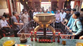 Para peserta melakukan kunjungan ke Klenteng Kong Hwie Tiong.