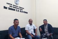 Muji saat menemui kuasa hukumnya Bang Omatt untuk berkonsultasi mengenai kasus hukum yang kini menimpanya. Foto Dok Pribadi.