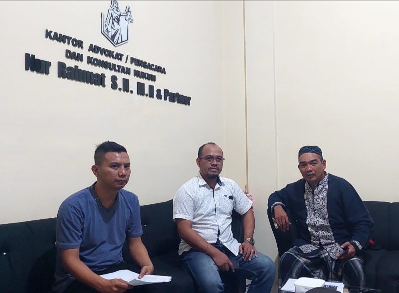 Muji saat menemui kuasa hukumnya Bang Omatt untuk berkonsultasi mengenai kasus hukum yang kini menimpanya. Foto Dok Pribadi.
