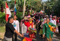 Kepala Desa Banjurmukadan Ryan Abdi Sugi melepas peserta jalan sehat dalam rangka memperingat HUT RI ke 80. 