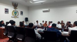Para nelayan Pasir sedang beraudiensi dengan para pimpinan dan anggota DPRD Kebumen.