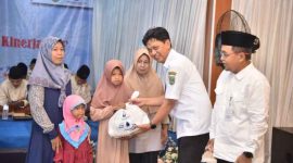 Edi Rianto selaku Sekda Kebumen secara simbolis menyerahkan paket sembako kepada anak yatim dan dhuafa dalam kegiatan Muhasabah Akhir Tahun 2025 di Aula Kantor Pusat PDAM Kebumen.