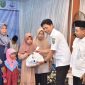 Edi Rianto selaku Sekda Kebumen secara simbolis menyerahkan paket sembako kepada anak yatim dan dhuafa dalam kegiatan Muhasabah Akhir Tahun 2025 di Aula Kantor Pusat PDAM Kebumen.