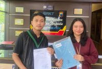 Pelapor Nasikin (kiri) didampingi kuasa hukum Salsabila Nadisa, SH., dari Aksin Lawfirm, saat proses pelaporan dugaan hilangnya berkas di SPKT Polres Kebumen.