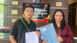 Pelapor Nasikin (kiri) didampingi kuasa hukum Salsabila Nadisa, SH., dari Aksin Lawfirm, saat proses pelaporan dugaan hilangnya berkas di SPKT Polres Kebumen.