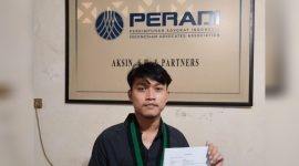 Formatur HMI Kebumen menunjukkan berkas kuasa hukum dari Aksin Lawfirm terkait rencana pelaporan ke polisi.